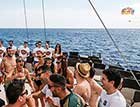 Vrijgezellen boot feest vrouwen en mannen